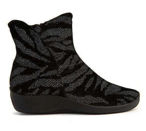 L19 Vegan Bootie in Enala Black